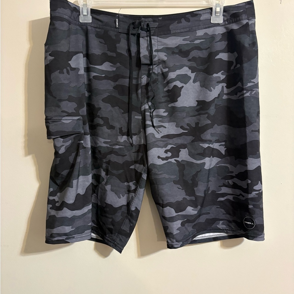 O'Neill Men's Hyperfreak‎ boardshorts in a black camouflage print size 38 swim